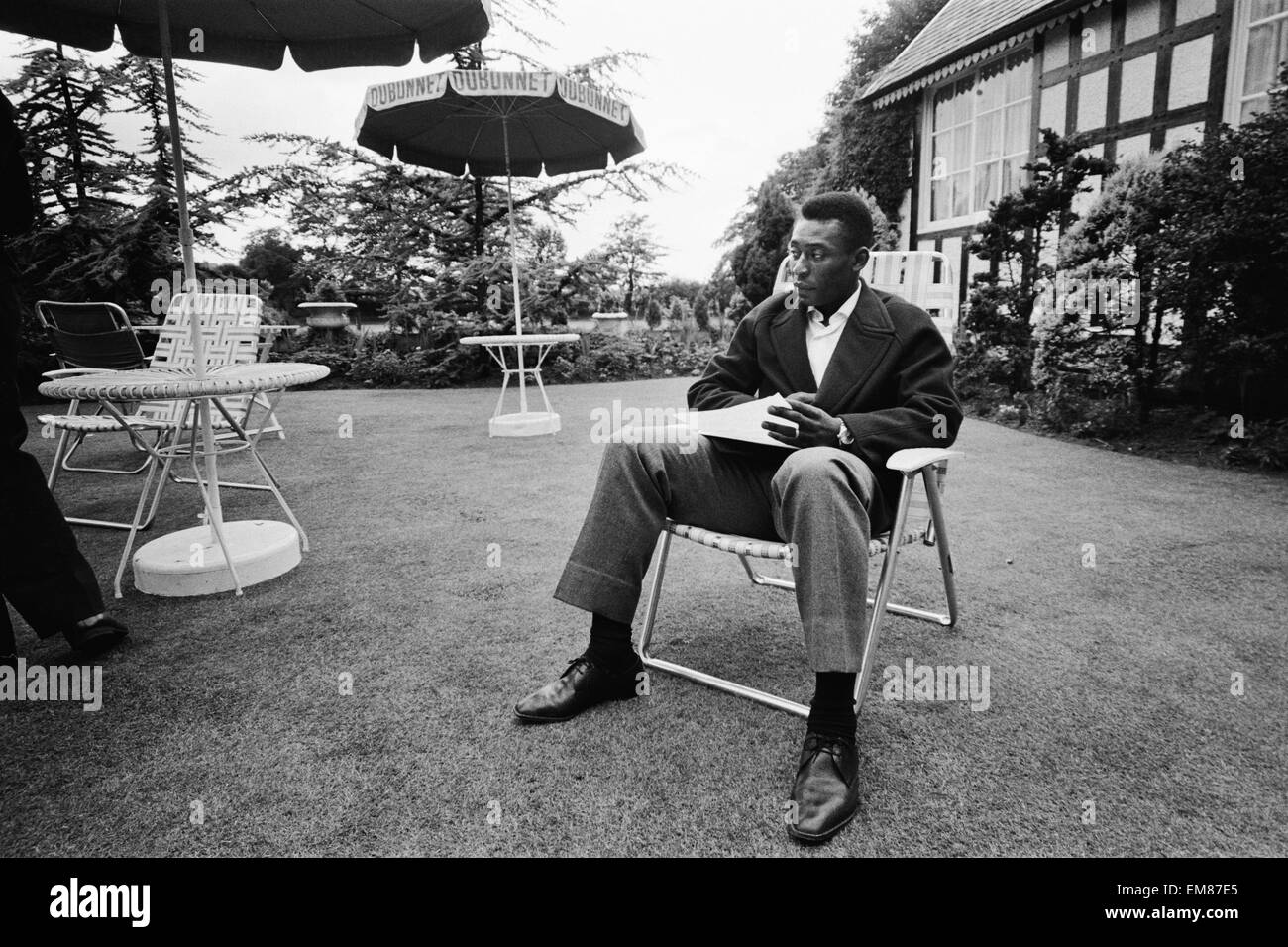Il calcio brasiliano Pelè star si rilassa in un paese di lingua inglese giardino presso la squadra brasiliana in hotel a Lymm, Cheshire durante il 1966 World Cup in Inghilterra. 7 Luglio 1966 Foto Stock