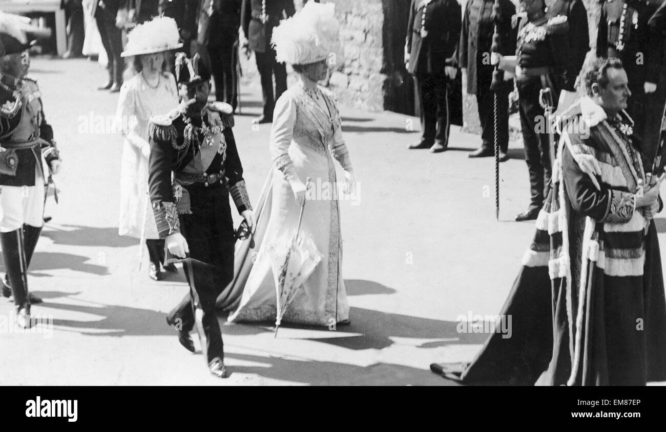 Re Giorgio V con la Regina Maria e il duca di Connaught all'investitura del Principe di Galles. 14 Luglio 1911 Foto Stock