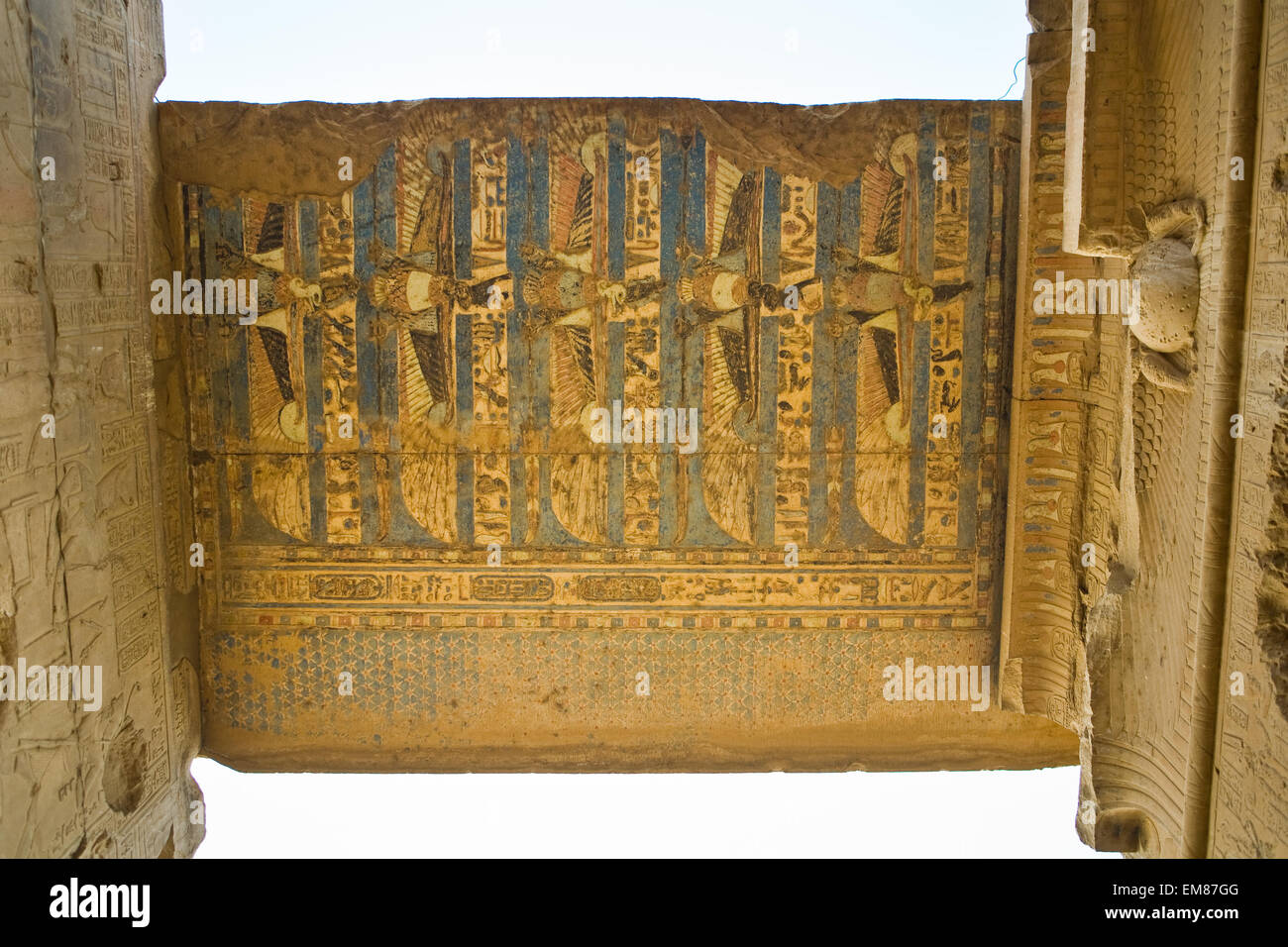 Dipinti egiziani su una pietra del massimale di Kom Ombo tempio, alcuni della vernice rimane intatto Foto Stock