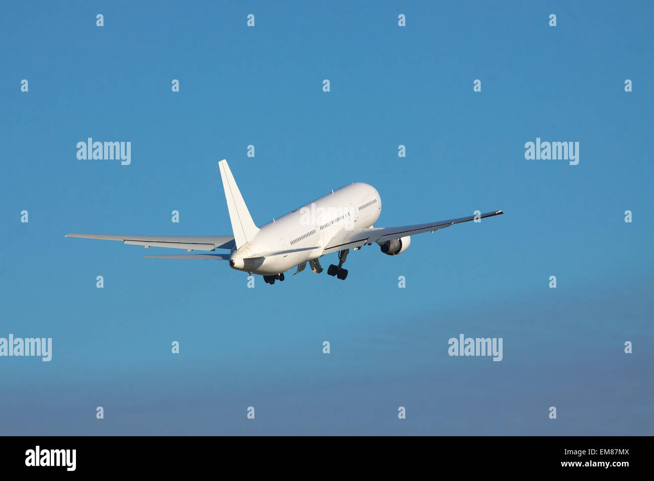 Bianco è aereo decollare al cielo blu Foto Stock