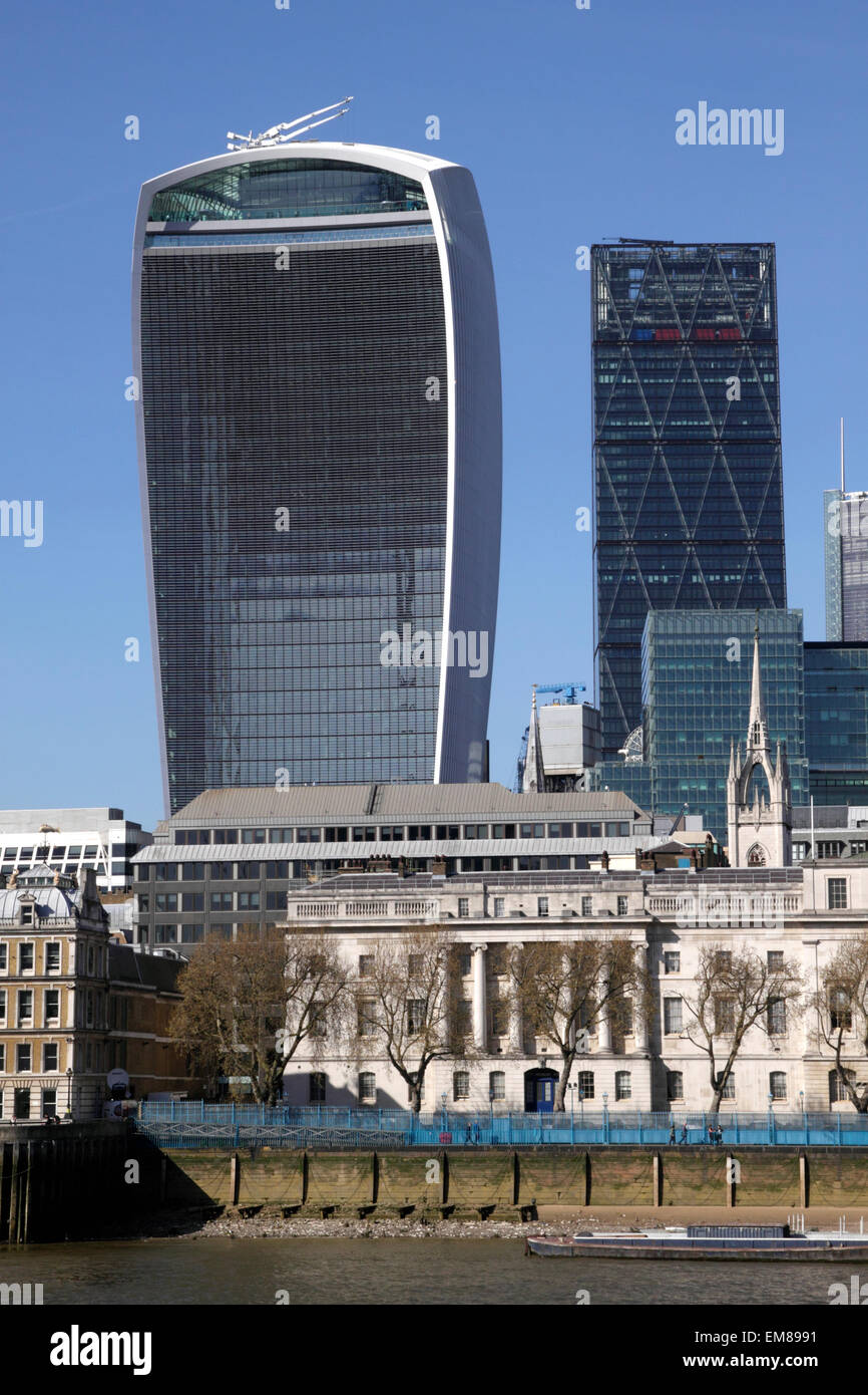 Walkie talkie e Cheesegrater edificio vista dal fiume Tamigi Londra 2015 Foto Stock