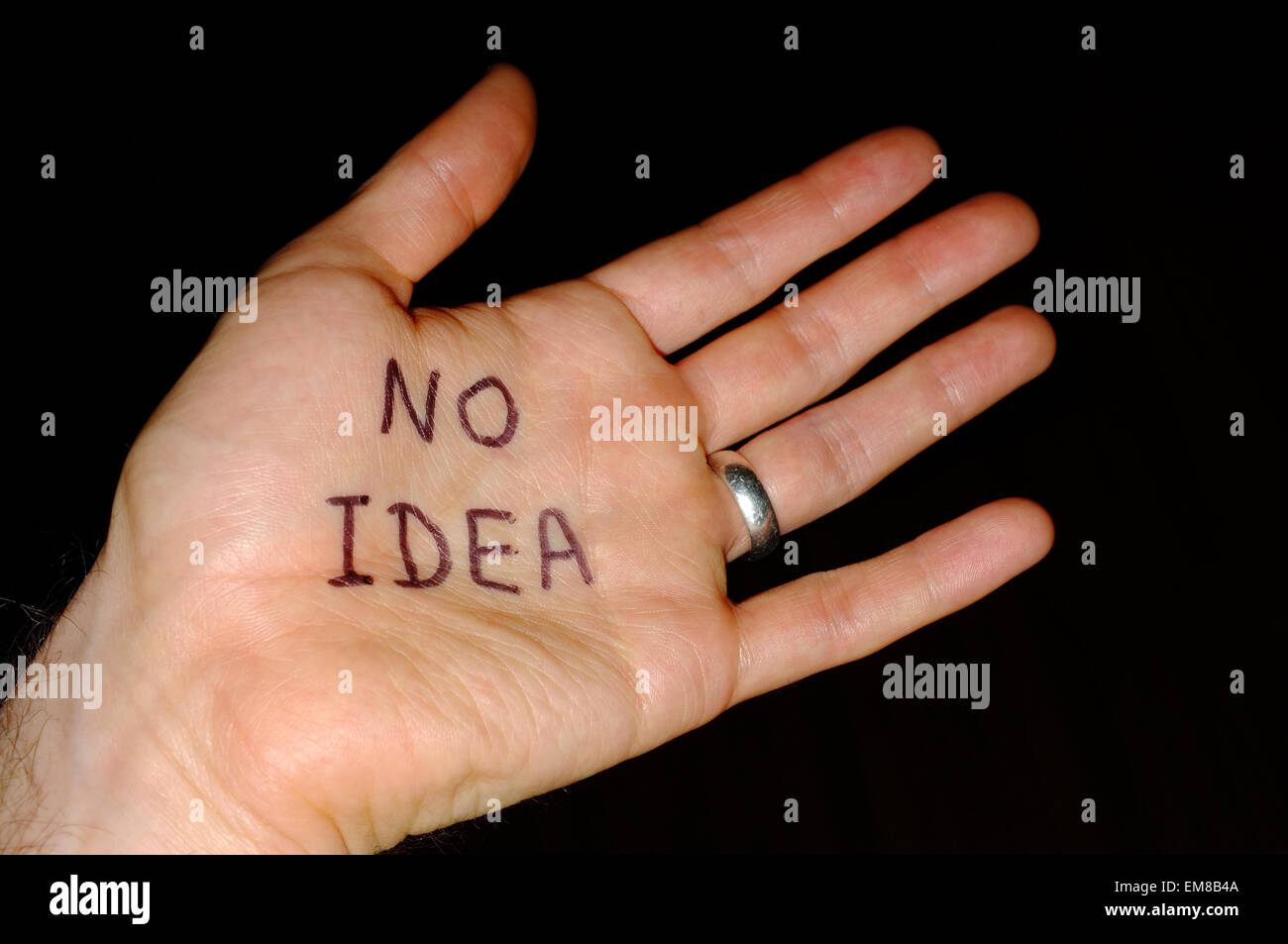 Nessuna idea scritto sul palmo di una mano fotografati contro uno sfondo nero. Foto Stock