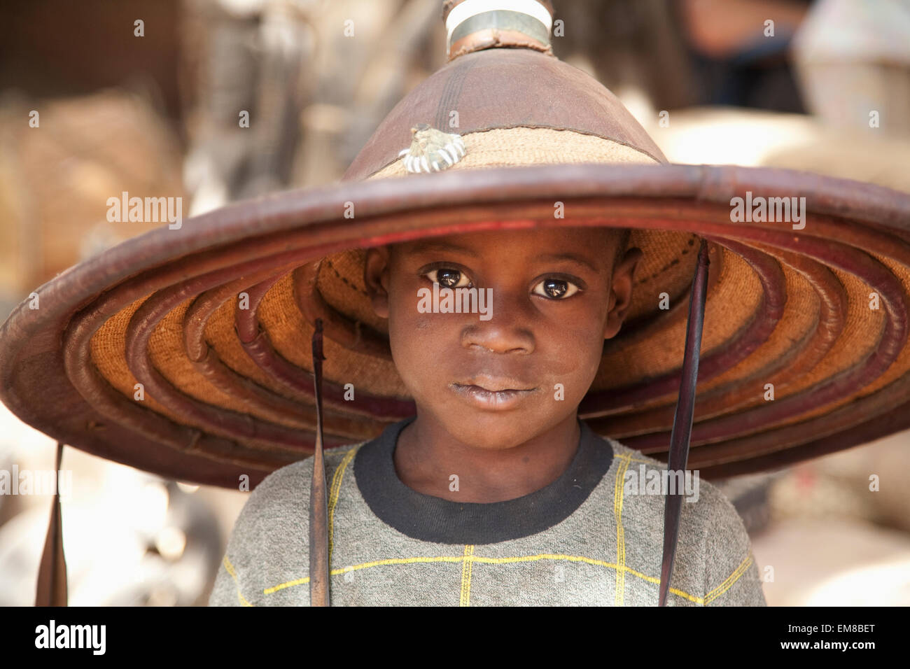 Dogon ragazzo che indossa un cappello in Tireli, Mali Foto Stock