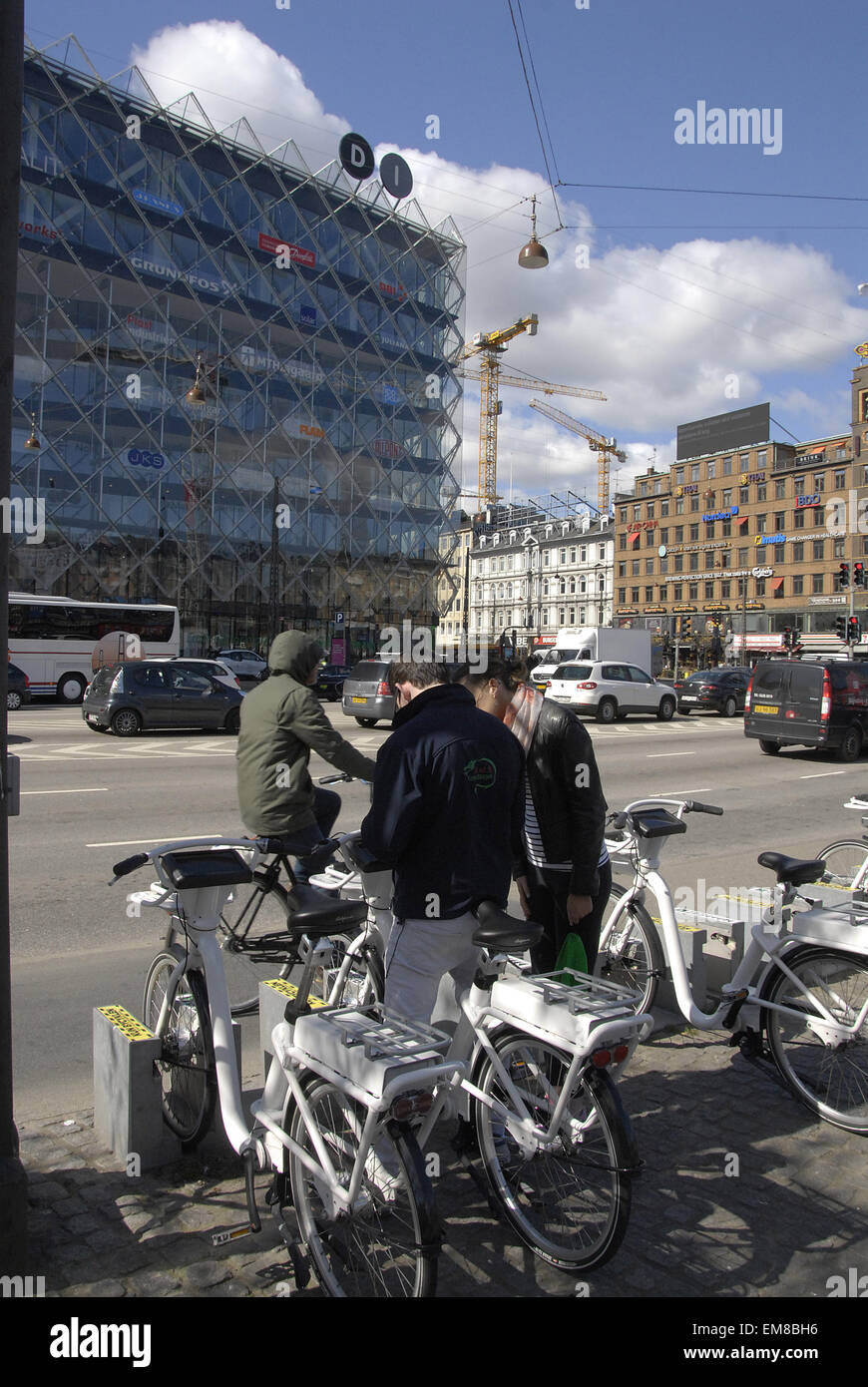 .Copenhagen.Denamrk  17 aprile 2015  Qui turisti irlandesi sorella e fratello struggeling con Copenhagen city bike per fare viaggio della città in bici, ora ferma dietro city bike sono di business e il sindaco di Copenaghen ha detto queste city bike sono passato a non futuro e queste biciclette non sarà su treets danese (foto di Francesco Giuseppe decano/Deanpictures) Foto Stock