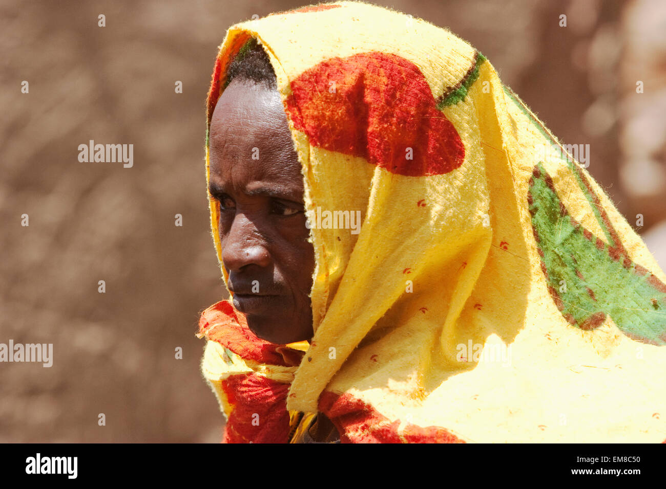 Close-up di una donna Dogon avvolto in una coperta Neni, Mali Foto Stock