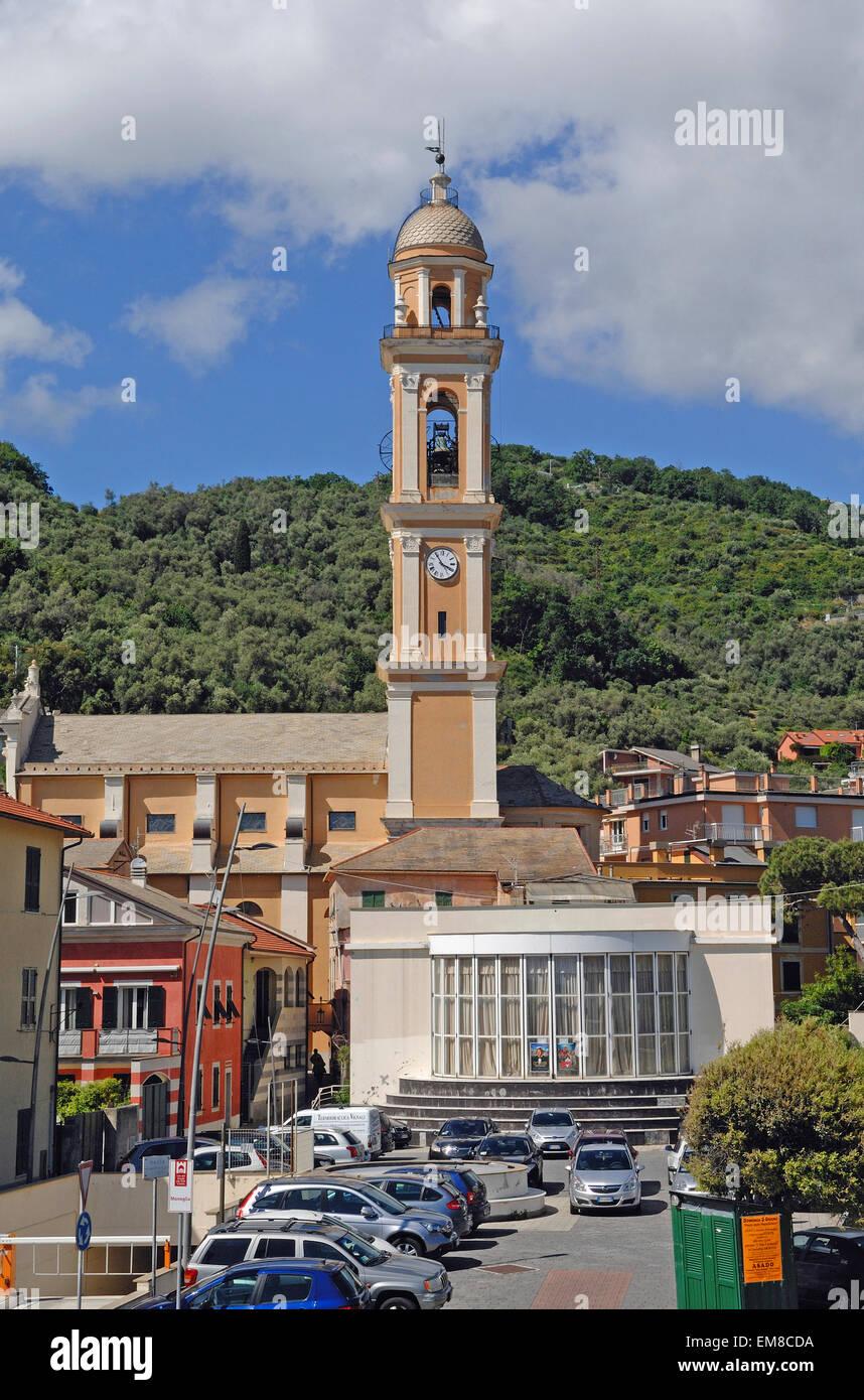 Vista Villaggio, rotonda, il campanile della chiesa di Santa Croce e il XVIII secolo, la città vecchia, la provincia di Genova, Liguria, italiano Foto Stock