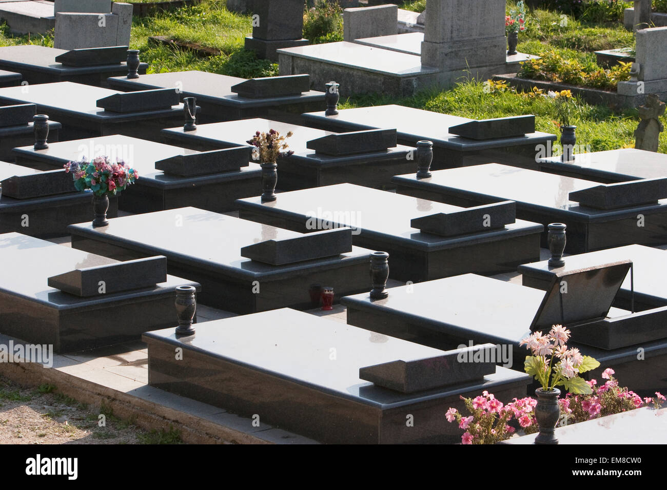 Kosevo cimitero fu costruito durante la guerra sul sito dell'ex calciatore pratica piazzole di Sarajevo, Bosnia ed Erzegovina Foto Stock