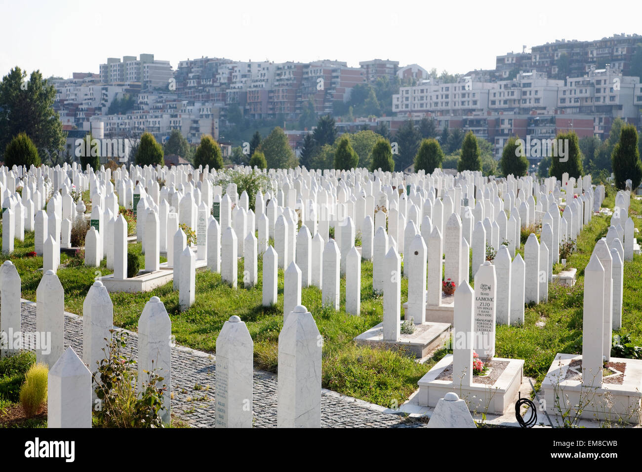 Kosevo cimitero fu costruito durante la guerra sul sito dell'ex calciatore pratica piazzole di Sarajevo, Bosnia ed Erzegovina Foto Stock