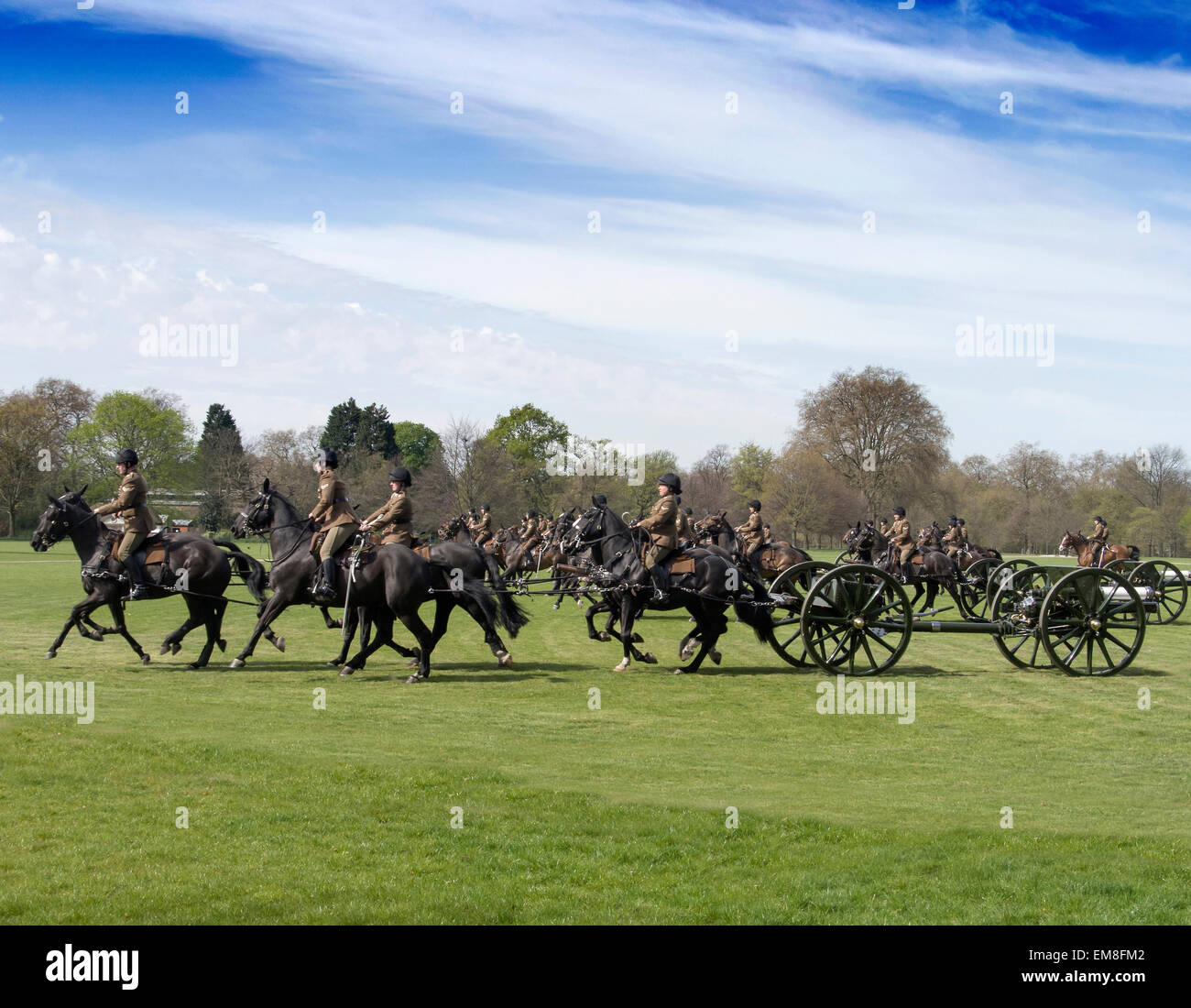 Londra, Regno Unito. Il 17 aprile, 2015. Royal Horse Artillery gun carrage prove in Hyde Park di Londra. La maggior parte dei gommatori erano donne. 17/4/2015: Credito Martyn Goddard/Alamy Live News Foto Stock