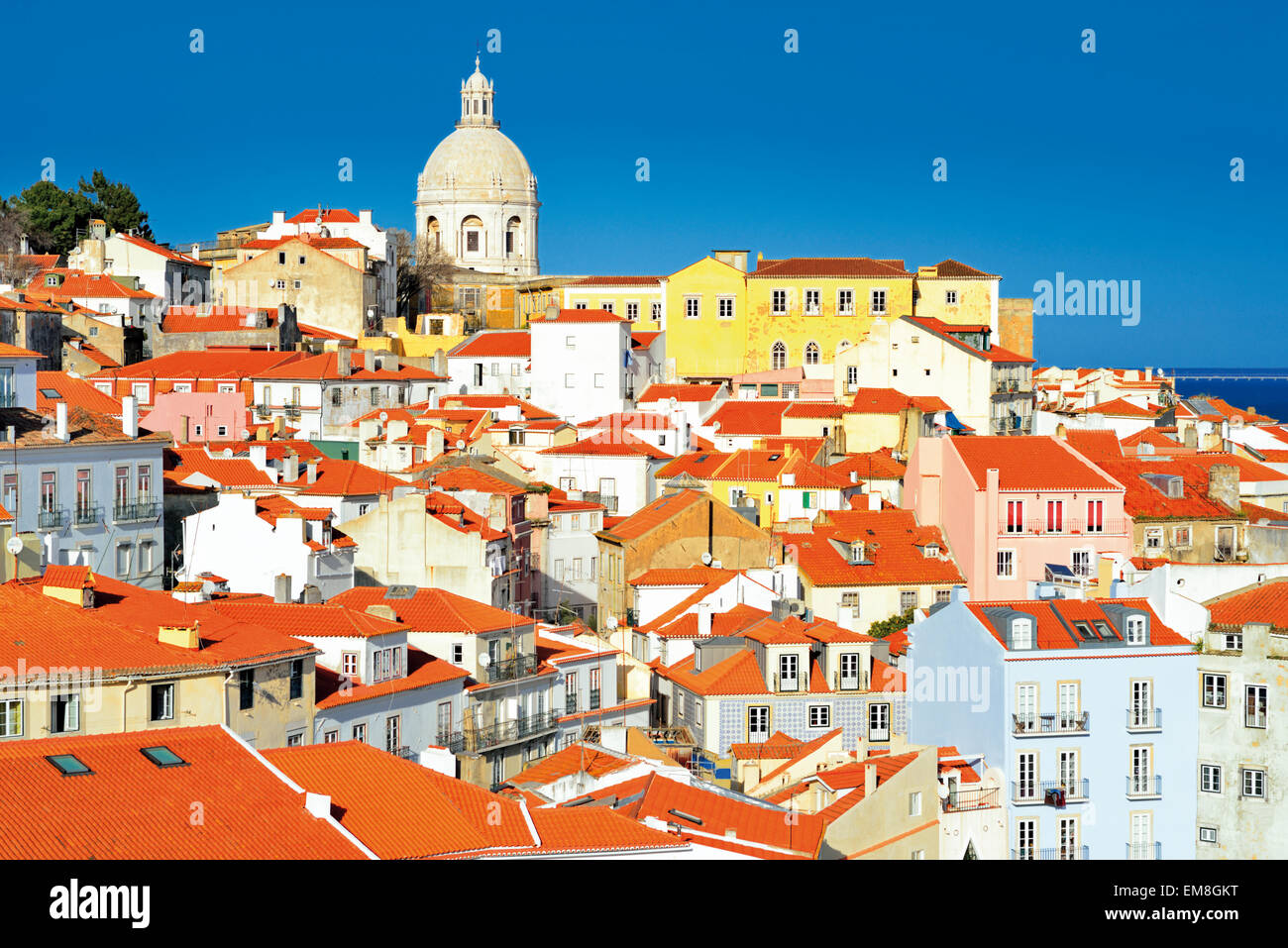 Il portogallo Lisbona: vista sui tetti della vecchia Lisbona e sul fiume Tagus da Miradouro Portas do Sol in Alfama Foto Stock