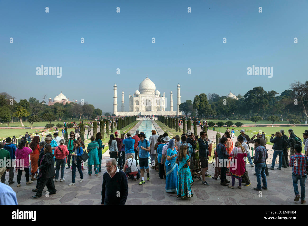 La folla di turisti si sono riuniti nei pressi dell'ingresso al Taj Mahal, Agra, India Foto Stock