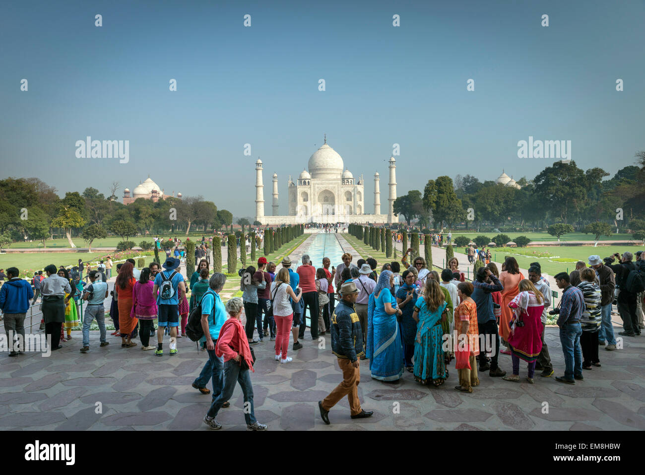 La folla di turisti si sono riuniti nei pressi dell'ingresso al Taj Mahal, Agra, India Foto Stock