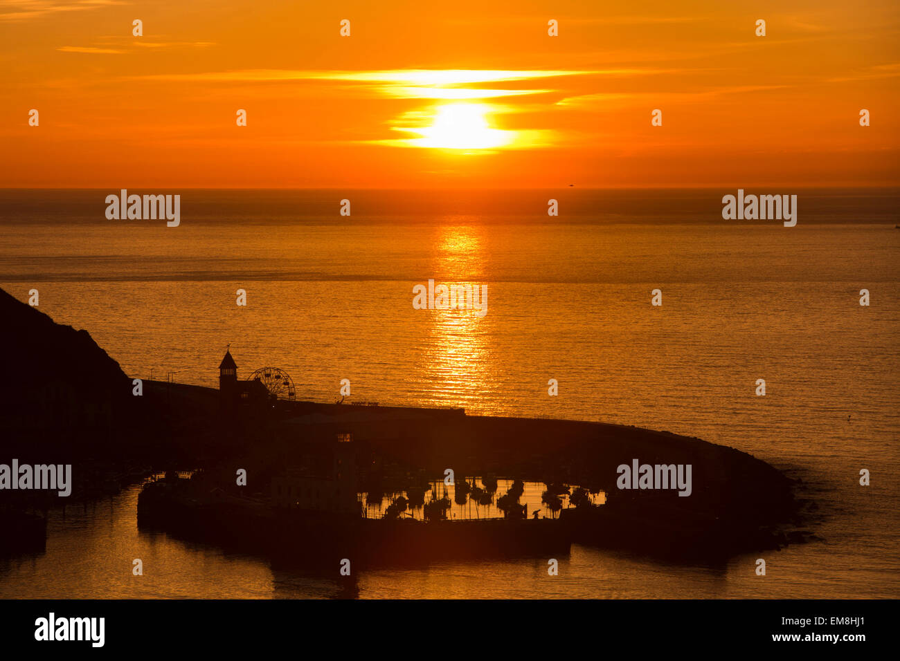 Regno Unito, Inghilterra, Yorkshire, Scarborough, la mattina presto, il sorgere del sole oltre il porto all'alba Foto Stock