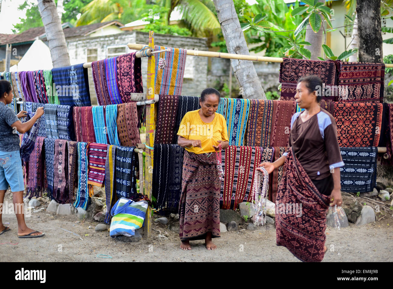 Donne che vendono le loro tessiture fatte a mano nel villaggio di Sikka, sikka regency, Flores Island, provincia di Nusa Tenggara Est, Indonesia. Foto Stock