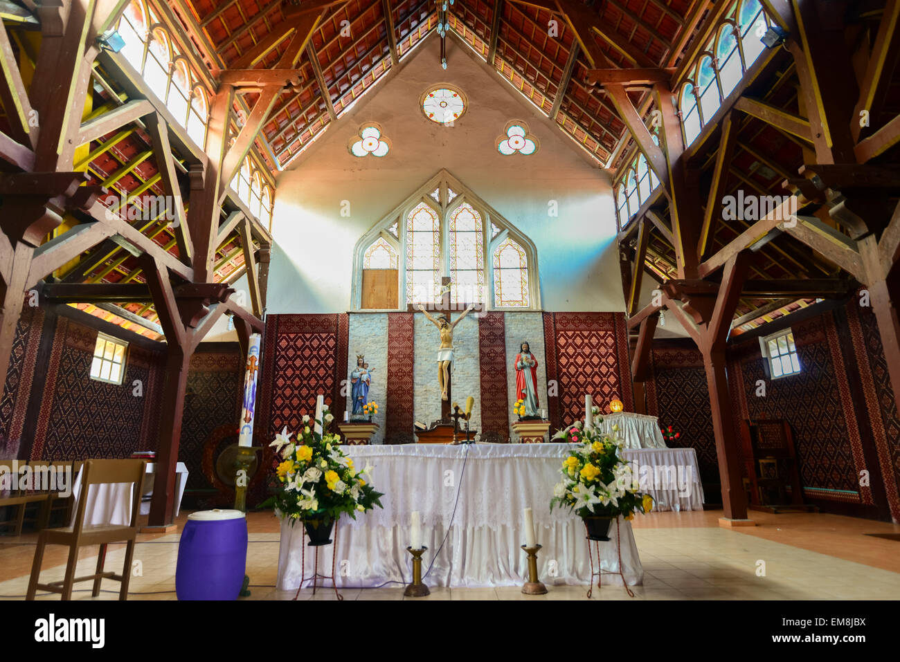 Altare della chiesa di Sant'Ignazio Loyola, una chiesa cattolica costruita in architettura tradizionale nel villaggio Sikka, LELA, Flores Island, Indonesia. Foto Stock