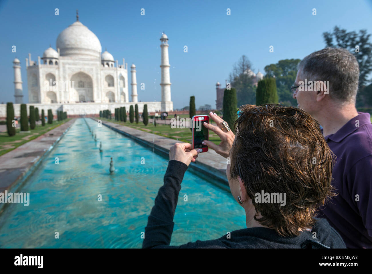 I turisti di scattare una istantanea sul loro smartphone del Taj Mahal, Agra, India Foto Stock