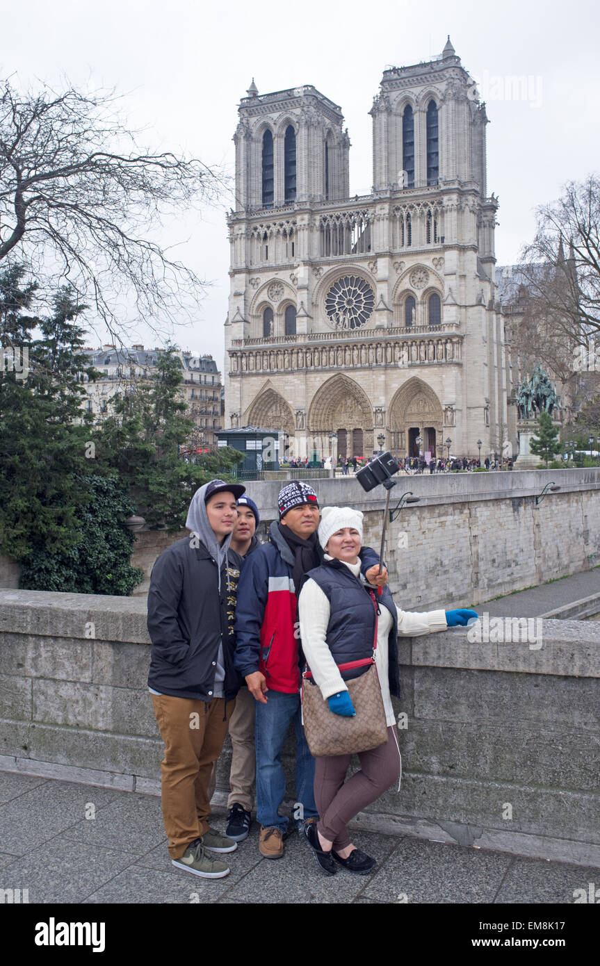 Una famiglia prendere un selfie davanti alla Cattedrale di Notre Dame Foto Stock