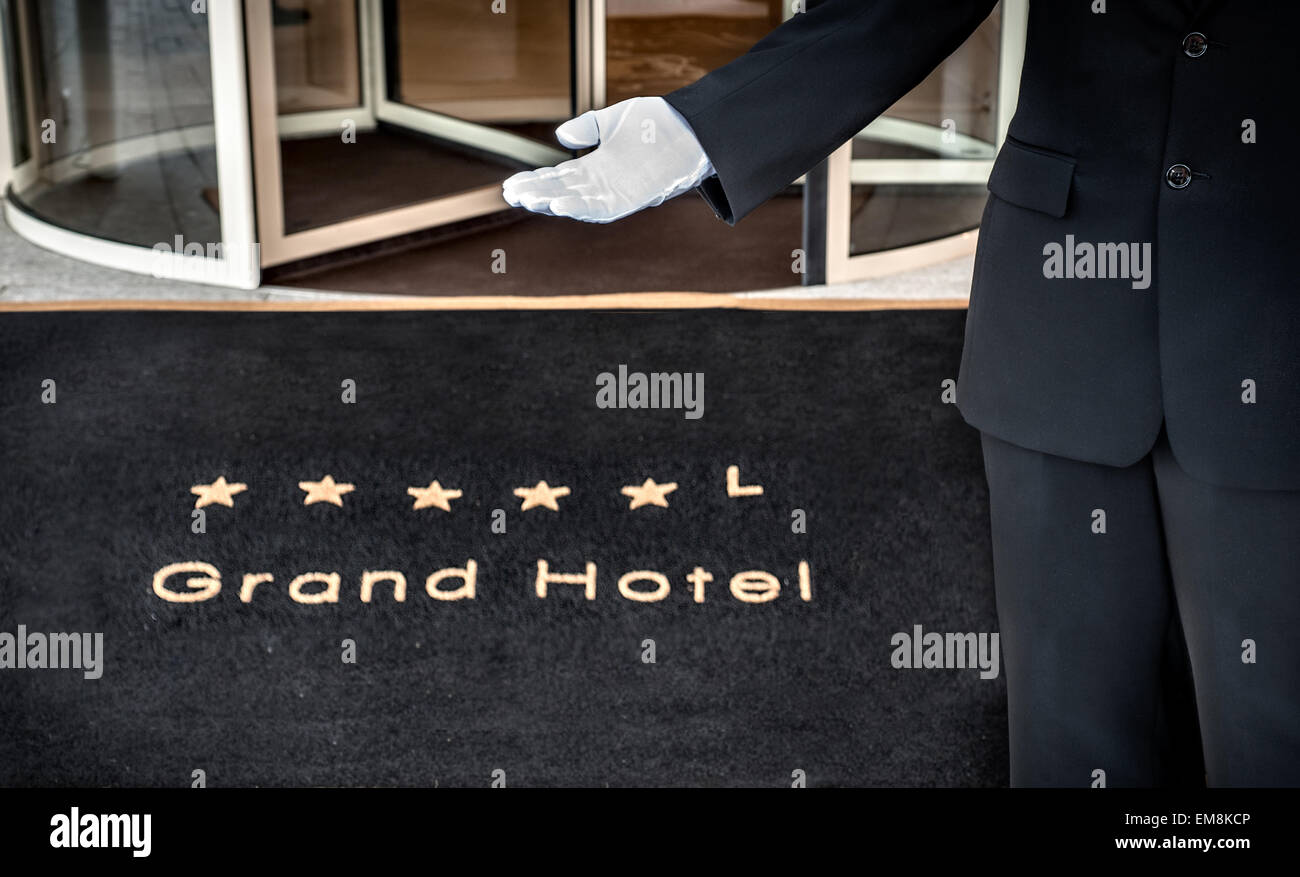 Hotel concierge che mostra il modo in cui Foto Stock