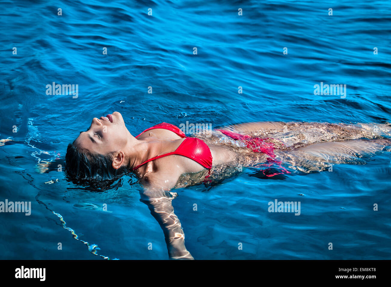 Giovane donna galleggianti in mare Foto Stock