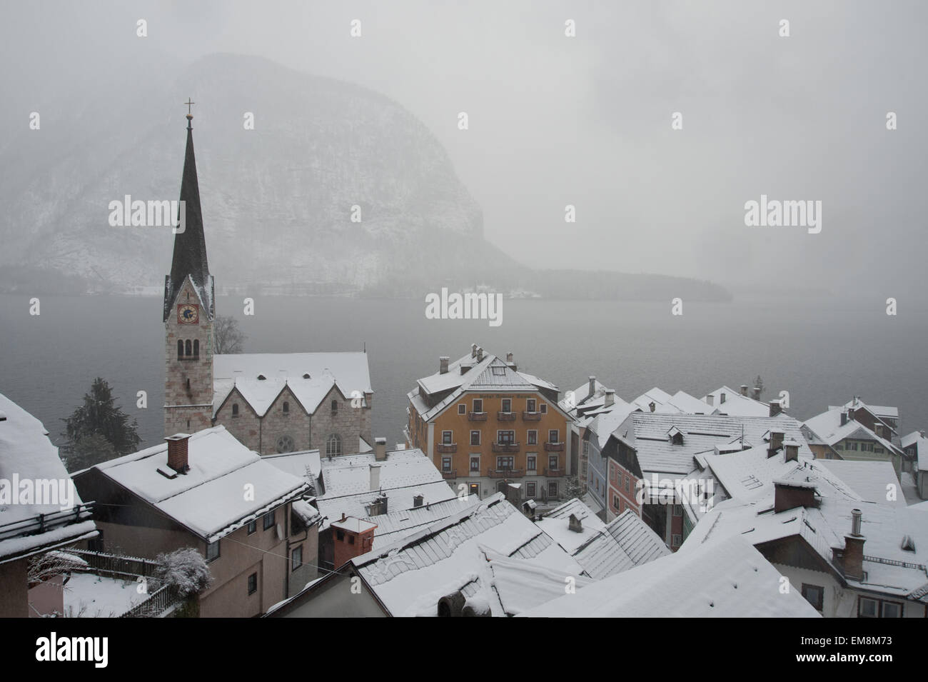 Coperte di neve villaggio di Hallstatt con Hallstätter vedere, Austria superiore, Austria Foto Stock