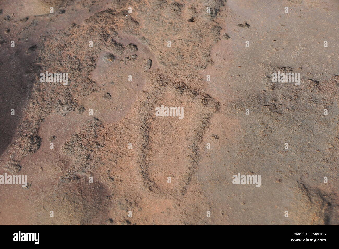 Rasesa. Xvi Apr, 2015. Foto realizzata il 16 aprile 2015 illustra Matsieng Incisioni Rupestri di San People (Persone boscimane) realizzato in corrispondenza della tarda Età della Pietra in Rasesa villaggio, a sud-est del Botswana. Le incisioni includono l'animale e impronte umane. © Lyu Tianran/Xinhua/Alamy Live News Foto Stock