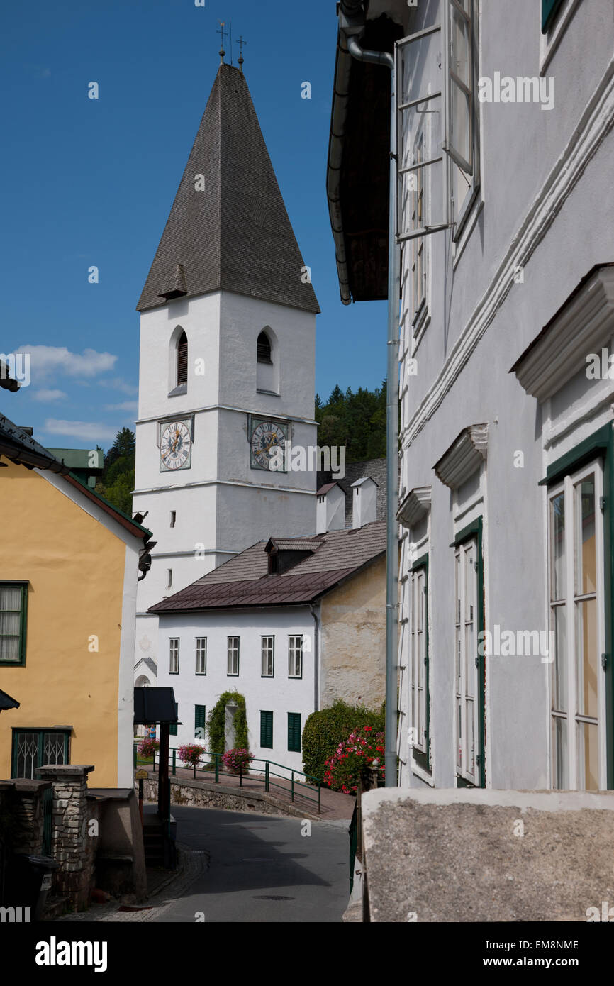 Alte Salzstrasse und Kirche San Paolo, Bad Aussee, Stiria, Salzkammergut, Austria Foto Stock