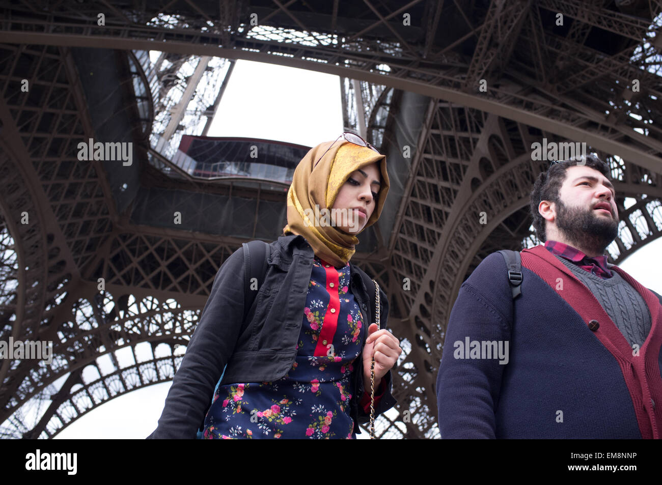 Medio Orientale giovane sotto la Torre Eiffel a Parigi, Francia Foto Stock