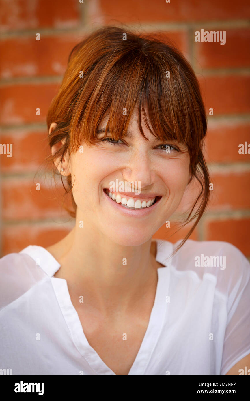 Ritratto di metà donna adulta fuori casa Foto Stock