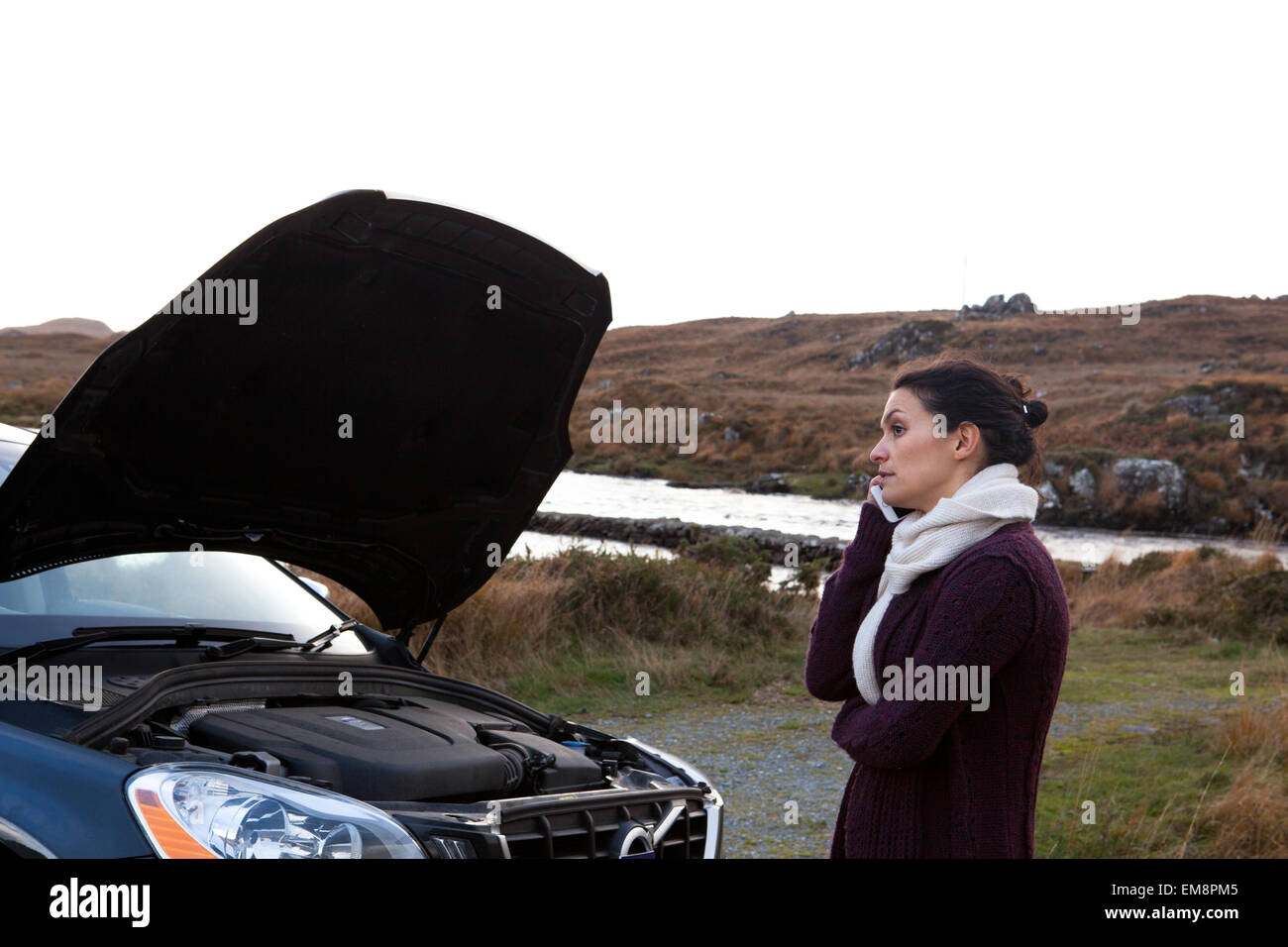 Donna dal veicolo bloccato in strada, Connemara, Irlanda Foto Stock
