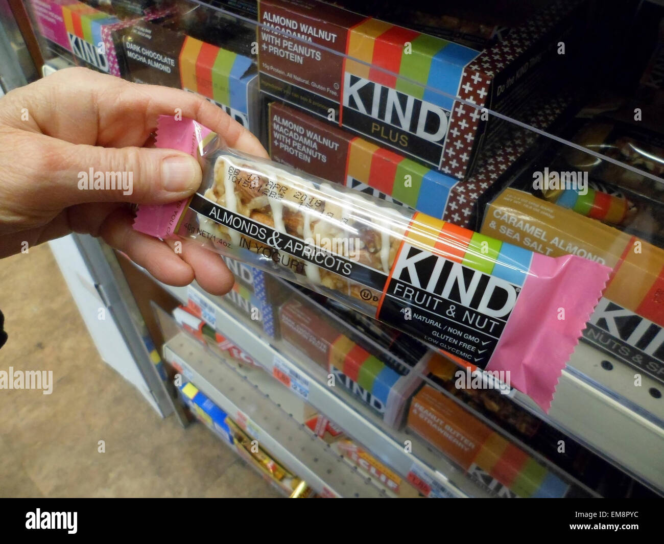 Un consumatore tiene un tipo bar in un negozio a New York il Mercoledì, 15 aprile 2015. La FDA ha avvertito il costruttore di tipo bar che aveva per la corretta etichettatura errata prodotti che contengono le parole "no trans grasso", sana, antiossidante ricco di' e 'buona fonte di fibra' perché le etichette non sono conformi agli standard FDA e sono considerati sia falsa della pubblicità ingannevole. (© Richard B. Levine) Foto Stock