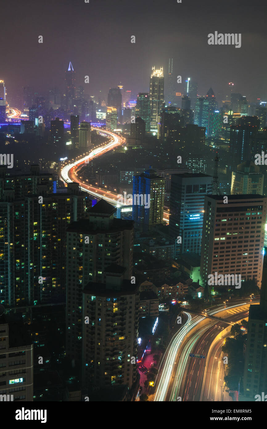 Vista in elevazione della citta' di Shanghai di notte, Shanghai, Cina Foto Stock