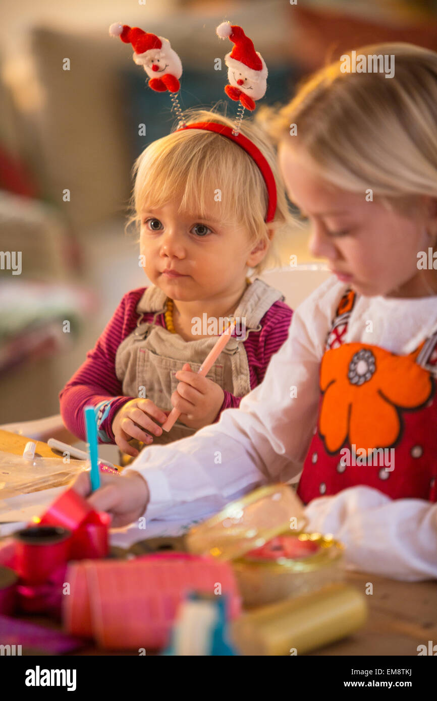 Sorelle impegnati in attività creative Foto Stock