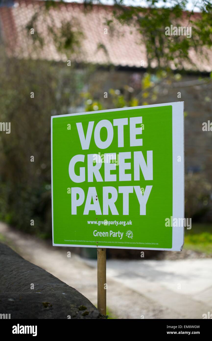 Partito Verde cartello elettorale nel villaggio locale Foto Stock