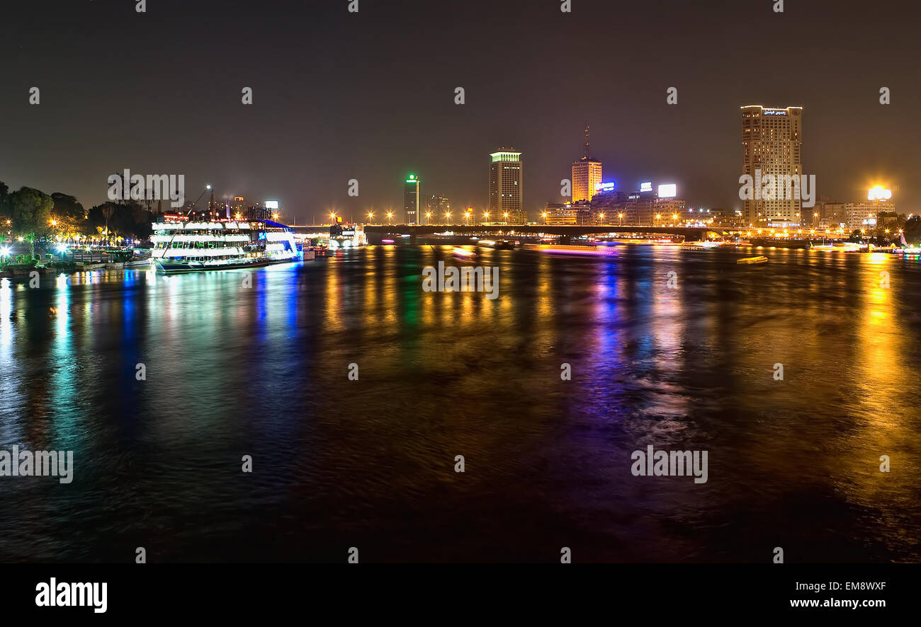 Il 6 ottobre il ponte e il fiume Nilo di notte, Egitto. Il Cairo Foto Stock