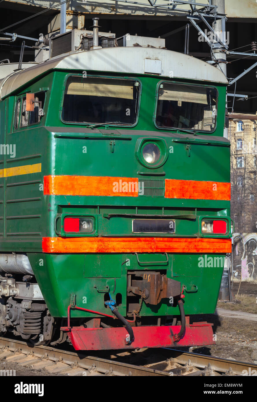 Verde industriale treno merci locomotiva diesel cabina con spia rossa strisce Foto Stock