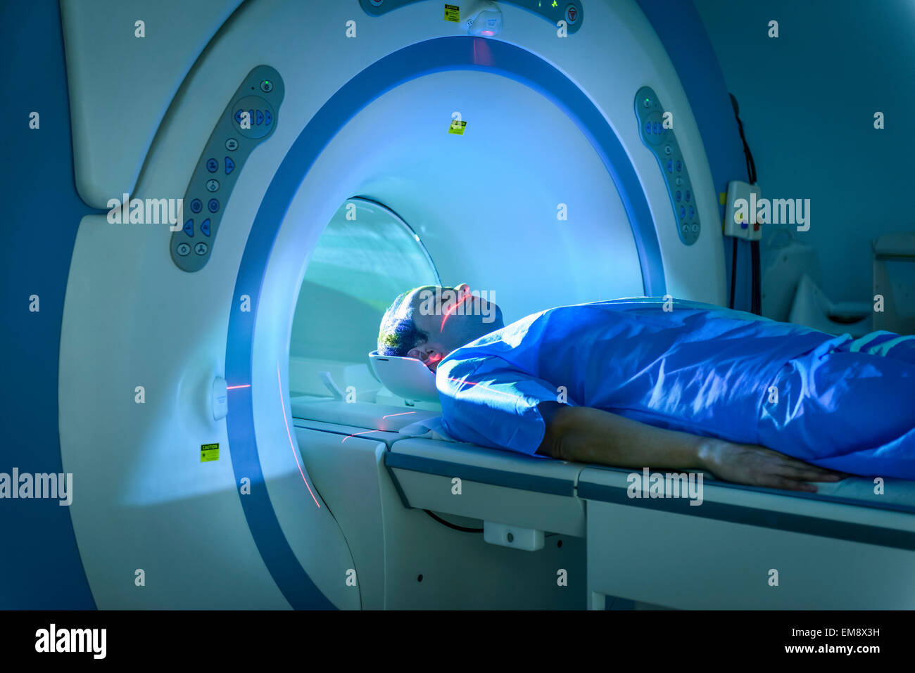 Paziente entrare in risonanza magnetica (MRI) scanner Foto Stock