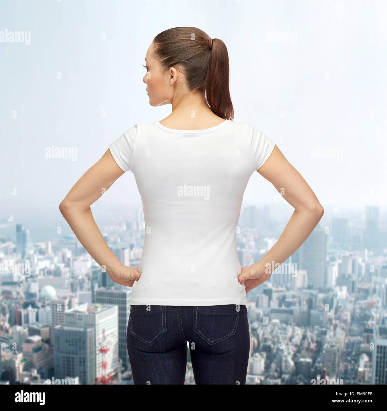 La donna nel fustellato t-shirt bianco Foto Stock