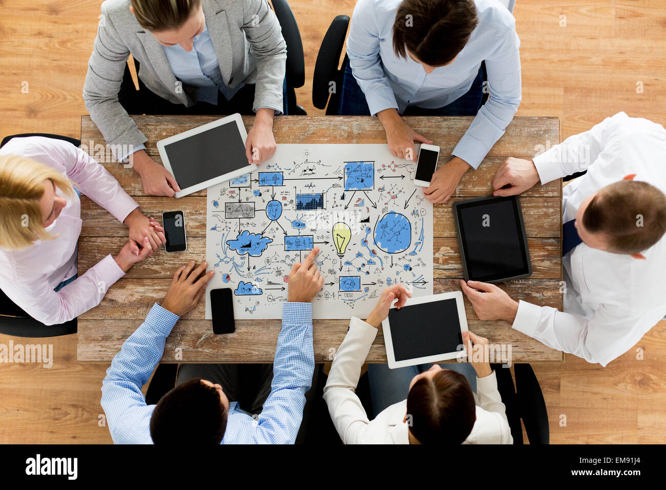 Il team di business con lo schema riunione in ufficio Foto Stock
