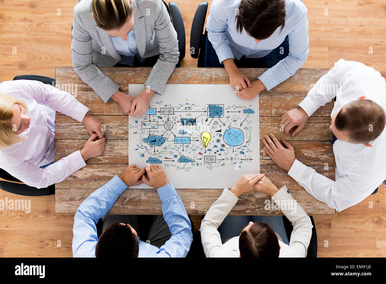 Il team di business con lo schema riunione in ufficio Foto Stock