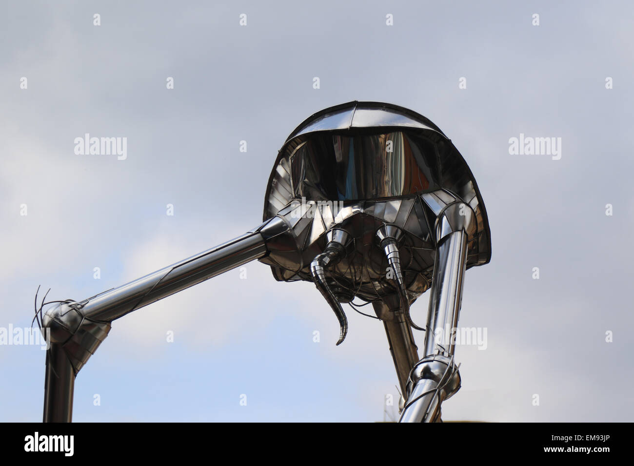 La guerra del mondo Tri-Pod marziano scultura in Woking Town Center Foto Stock