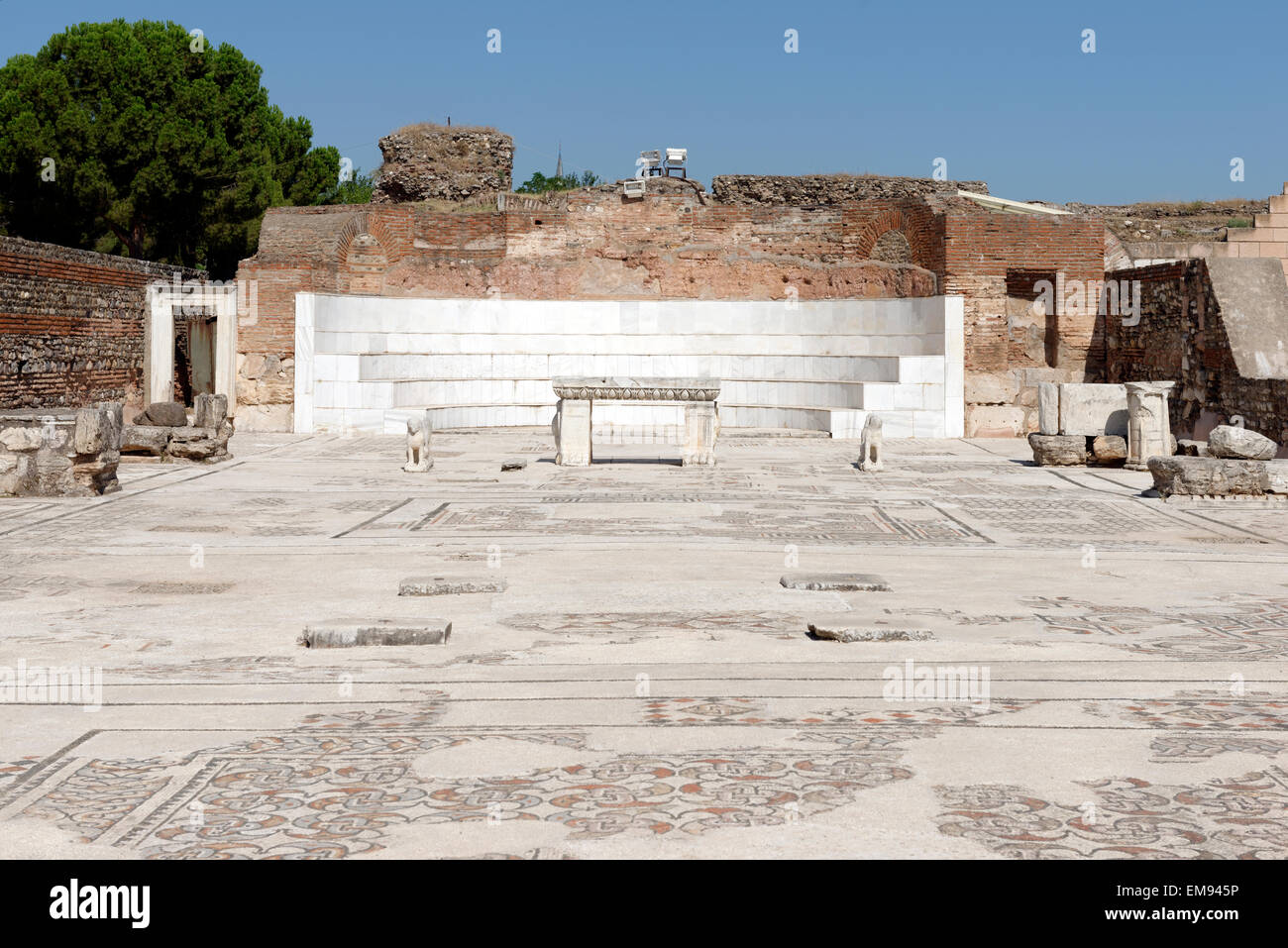 Abside semicircolare e banco di marmo fiancheggiato da doppio lion statue. La sinagoga principale di assembly hall. Sardi, Sart, Turchia. La hall Foto Stock