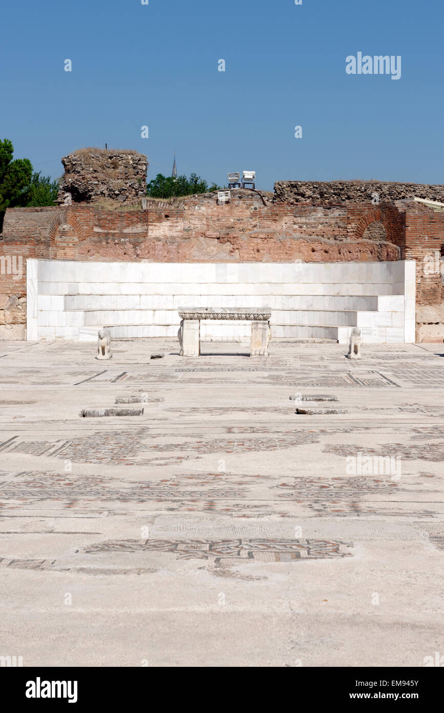 Abside semicircolare e banco di marmo fiancheggiato da doppio lion statue. La sinagoga principale di assembly hall. Sardi, Sart, Turchia. La hall Foto Stock