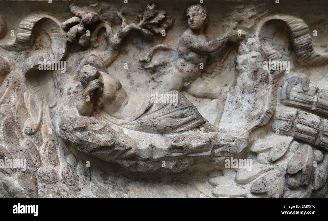 Sarcofago romano. Il mito di Teseo e Arianna. Il marmo. C.130-140