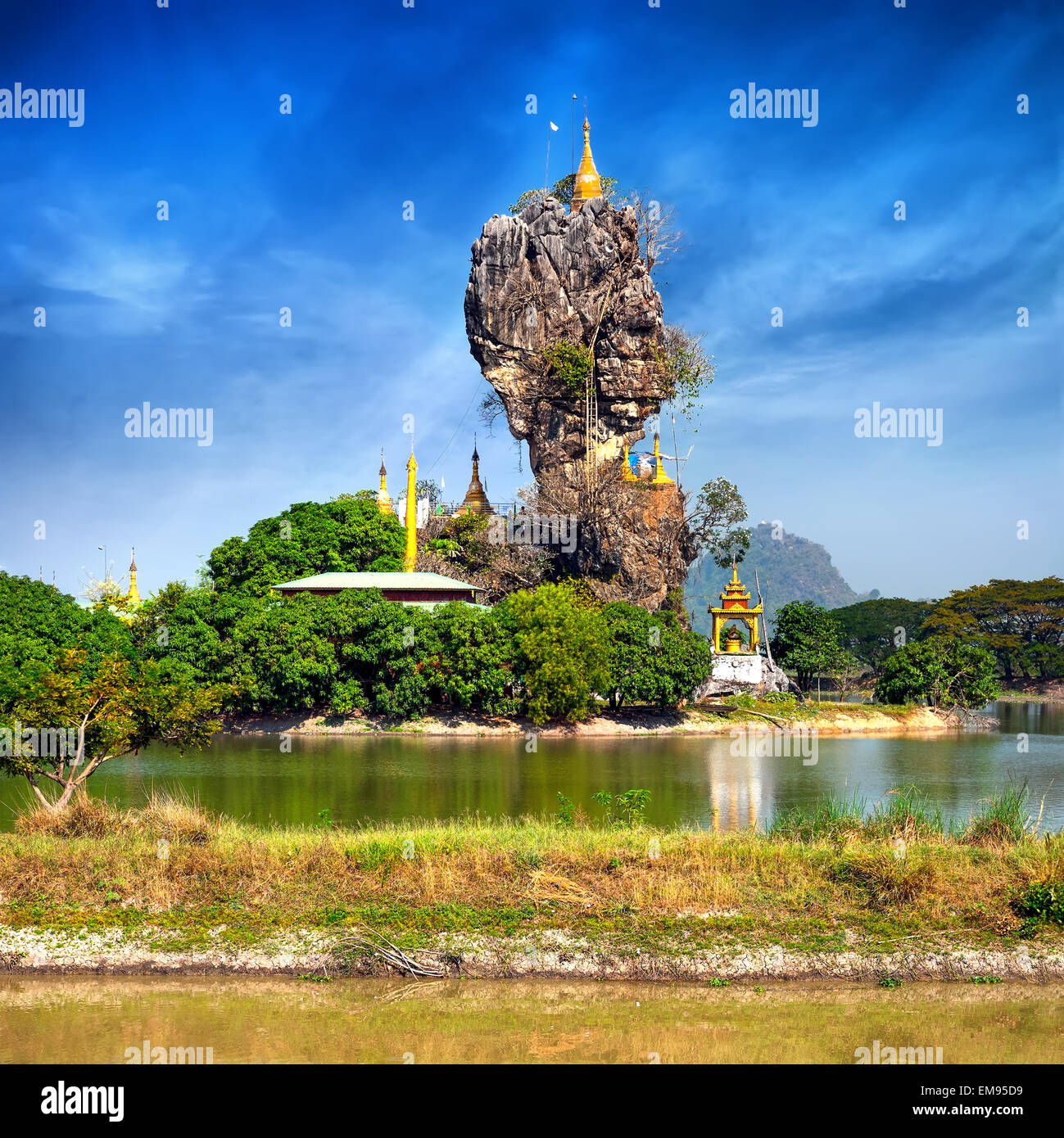 Incredibile Kyauk buddista Kalap Pagoda sotto il cielo blu. Hpa-An, Myanmar (Birmania) paesaggi di viaggi e destinazioni Foto Stock