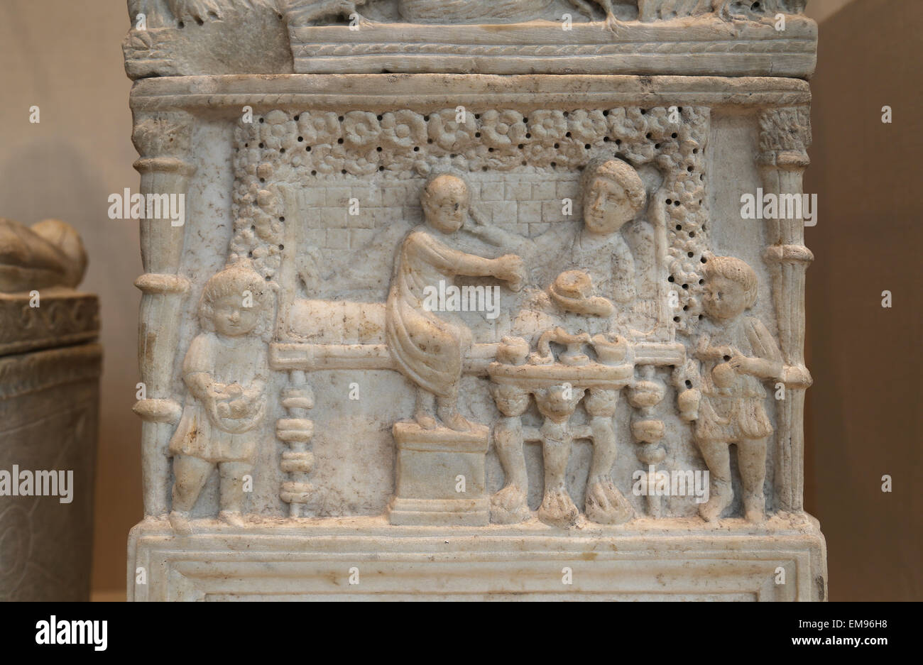 Marmo torace cineraria con coperchio. Roman,ca 90-110 annuncio. Scena in cui il defunto, offrendo a una figura femminile, forse Tellus. Foto Stock