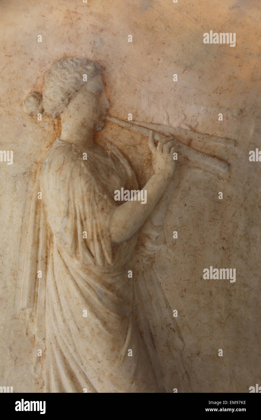 Il marmo calyr-Crater con rilievi di fanciulle e menadi danzanti. Roman, periodo imperiale, 1c. Annuncio. Dettaglio donna giocando aulos. Foto Stock