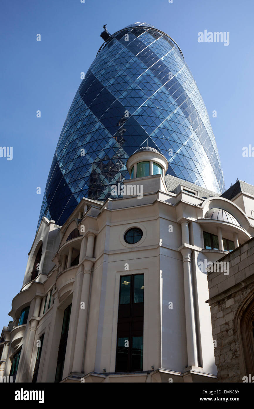 Il Gherkin aka 30 St Mary Axe nella City di Londra dietro BPP Business School Foto Stock