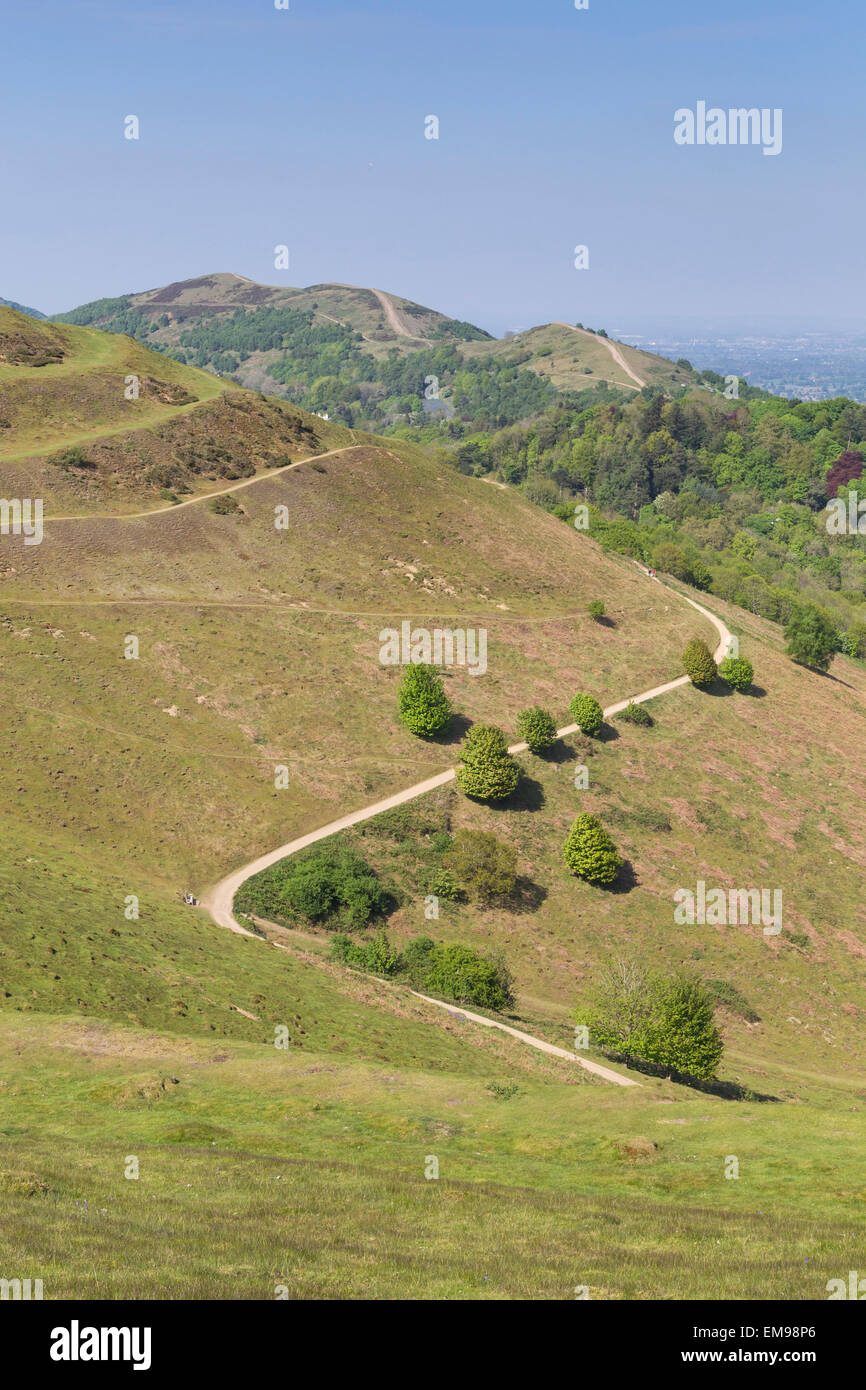 Vista del percorso di contorno che conduce a British Camp Herefordshire faro con Malvern Hills in background Foto Stock