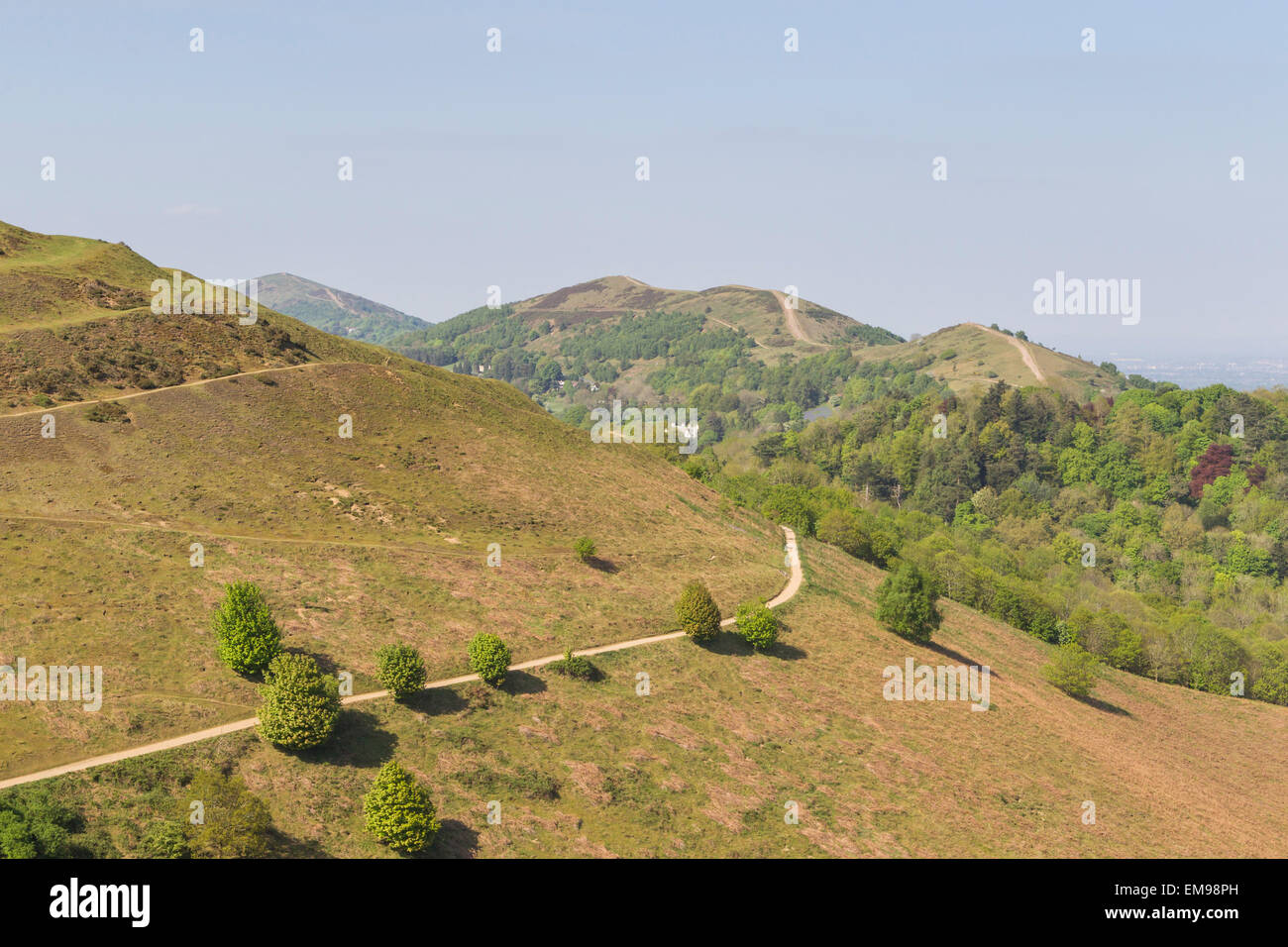 Vista del percorso di contorno che conduce a British Camp Herefordshire faro con Malvern Hills in background Foto Stock