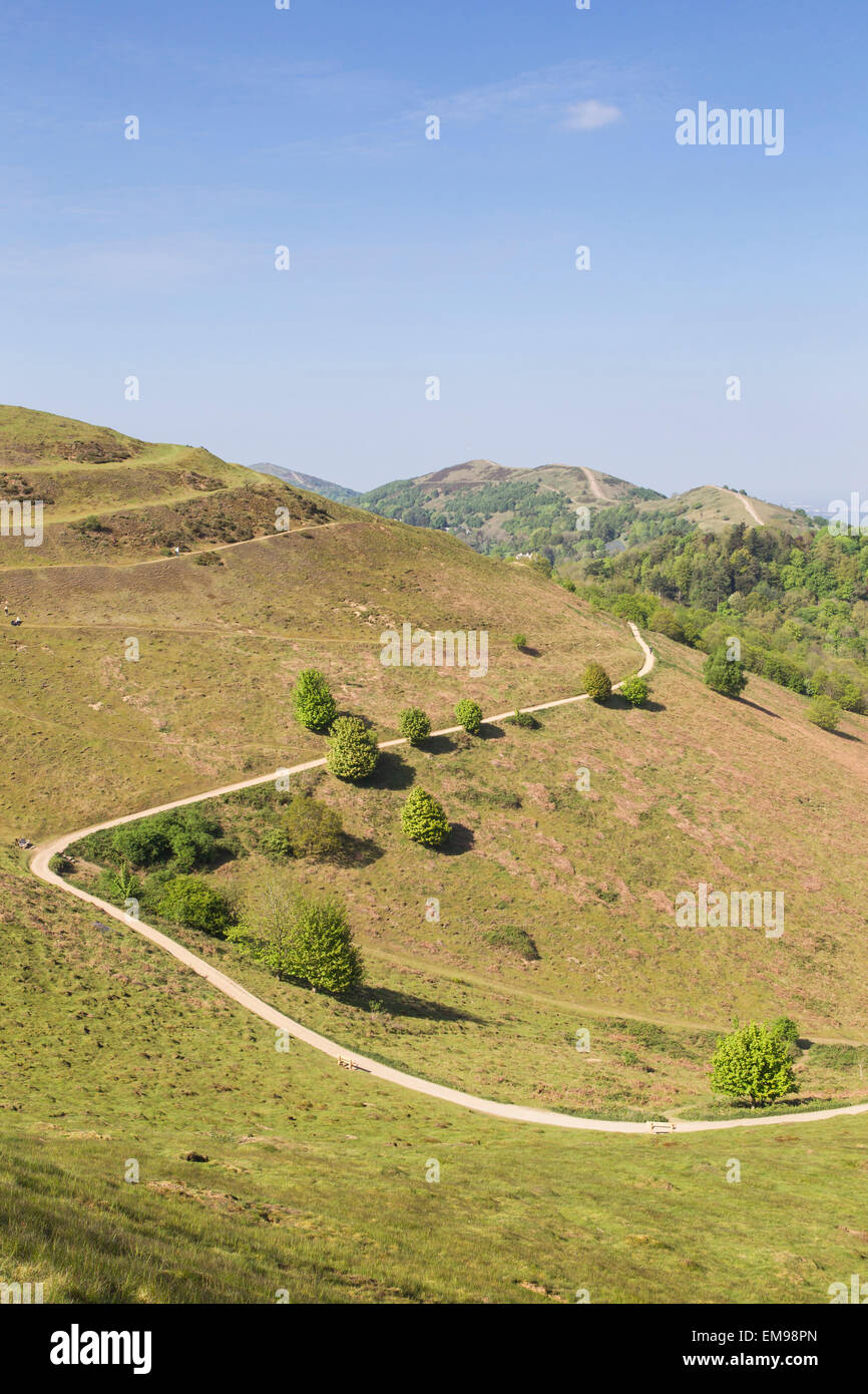 Vista del percorso di contorno che conduce a British Camp Herefordshire faro con Malvern Hills in background Foto Stock